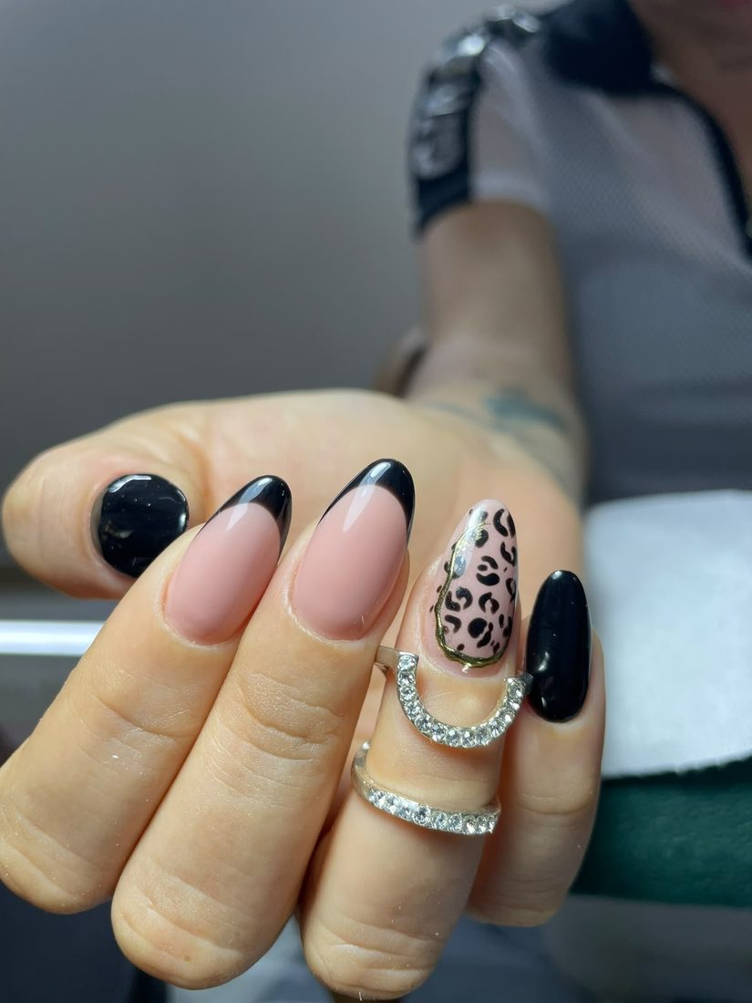 Uñas almendradas con francesa negra y una uña con estampado de leopardo