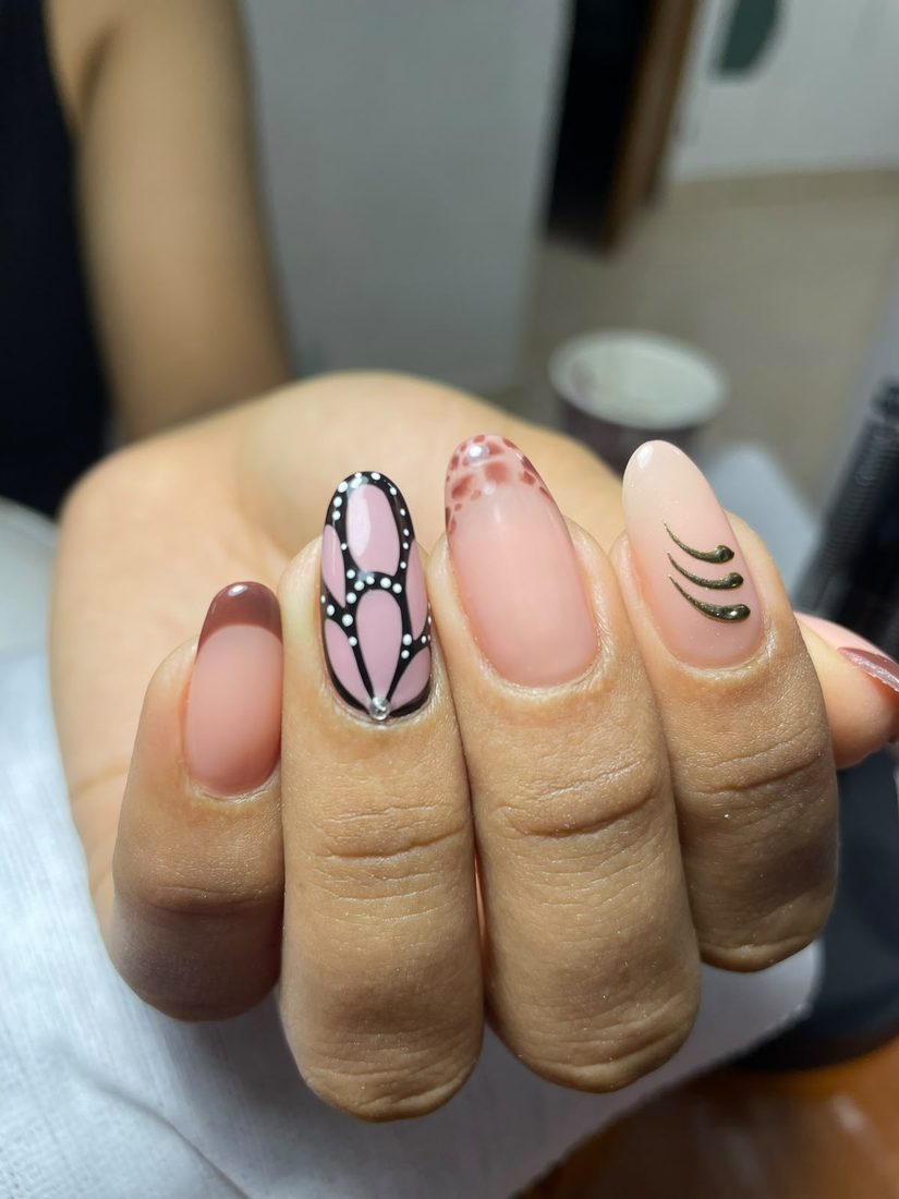 Uñas en tono natural con una uña decorada como ala de mariposa